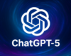 Logo ChatGPT-5 so spleteným bielym symbolom na futuristickom víriacom pozadí v modro-fialových farbách.