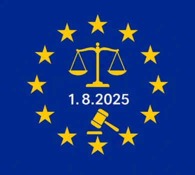 Ilustrácia vlajky EÚ so symbolom spravodlivosti a dátumom 1. 8. 2025, ktorý označuje začiatok povinností AI Act pre generatívne modely.