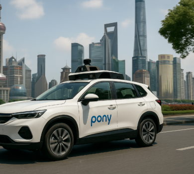 Autonómne vozidlo Pony.ai bez vodiča jazdiace po uliciach Šanghaju, na pozadí ikonické mrakodrapy vrátane Oriental Pearl Tower.