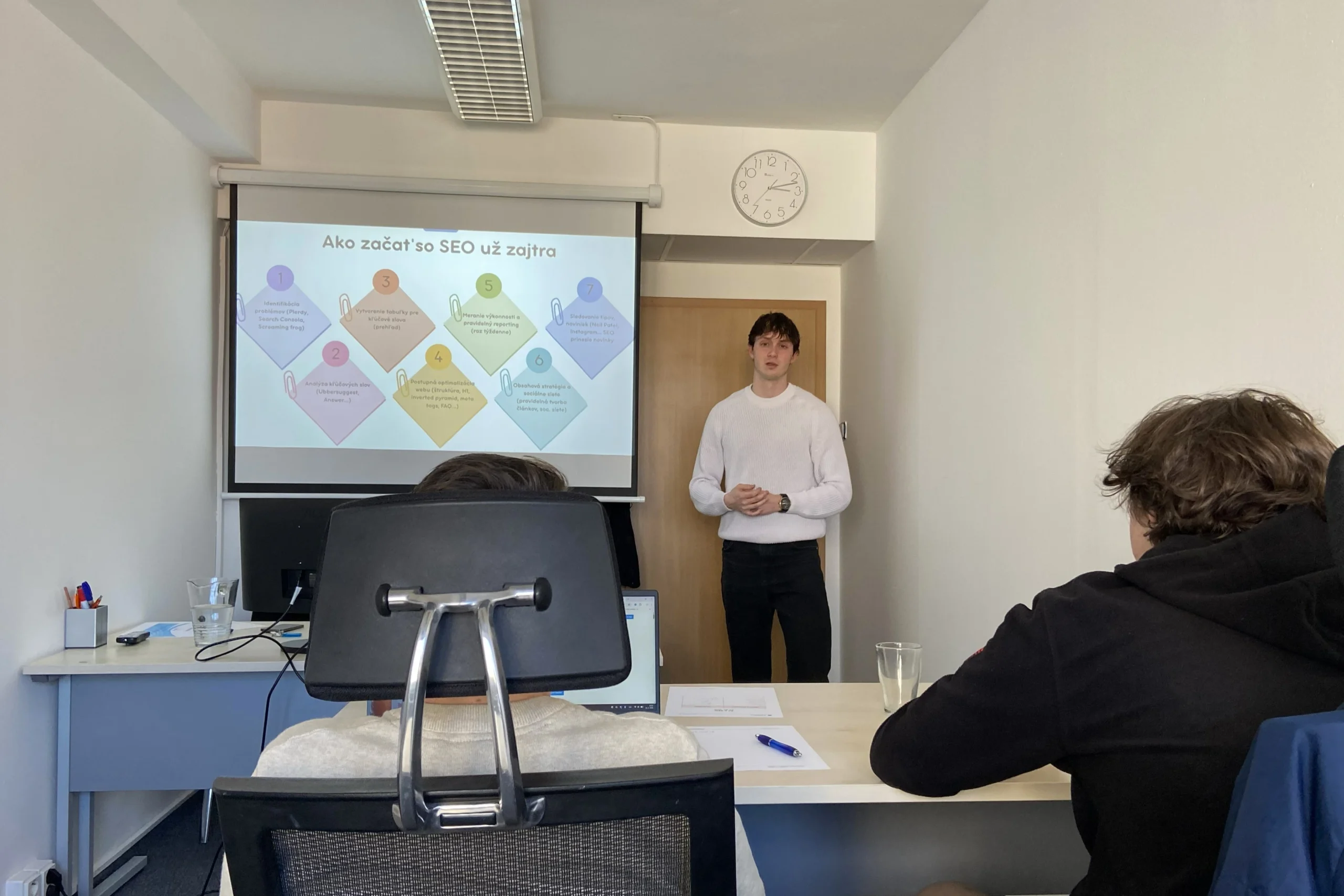 Prezenčný kurz AI v SEO, lektor prezentuje SEO stratégie s AI a praktický postup práce na projektore