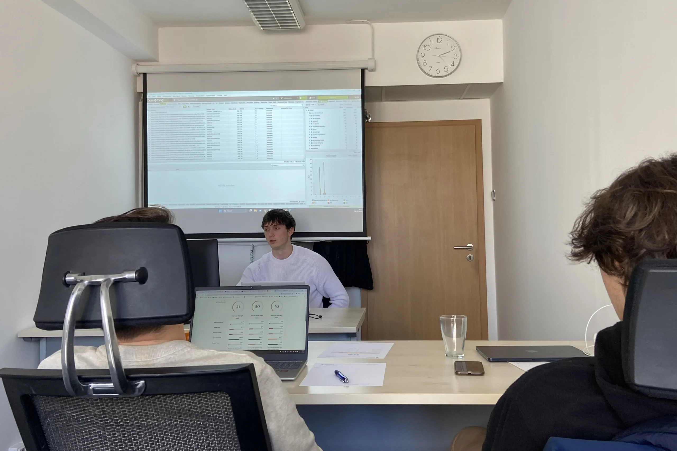 Prezenčné školenie kurzu AI v SEO od Slovensko.ai, lektor vysvetľuje praktické ukážky na projektore