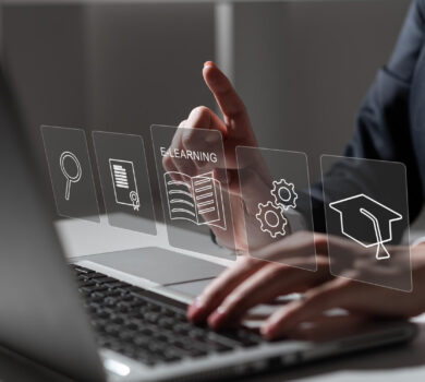 E-learning a online vzdelávanie pomocou AI, používateľ pracuje na notebooku s ikonami digitálneho kurzu.