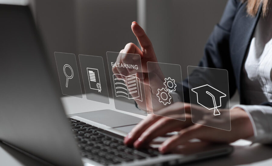 E-learning a online vzdelávanie pomocou AI, používateľ pracuje na notebooku s ikonami digitálneho kurzu.